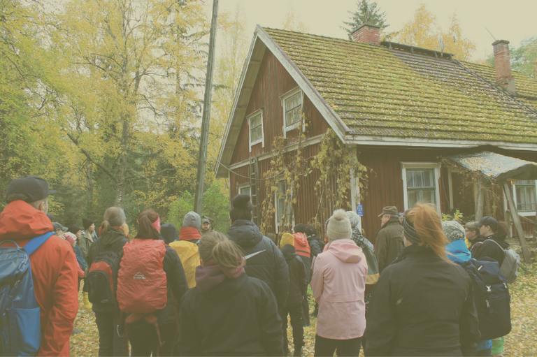 Eloa maaseudulla -blogin kuvituskuva Ihmisiä kokoontuneena Laukaan Capeenpurolle kuuntelemaan Polkukartta-koulutusta.