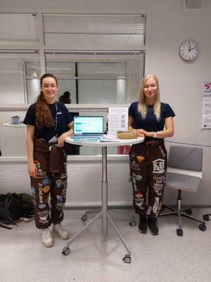 Hakijan päivässä Polkukartta-koulutuksia esittelemässä Milla Pohjola (vas.) ja Anna-Kristiina Avela. Valokuva kahdesta ihmisestä esittelypisteellä.