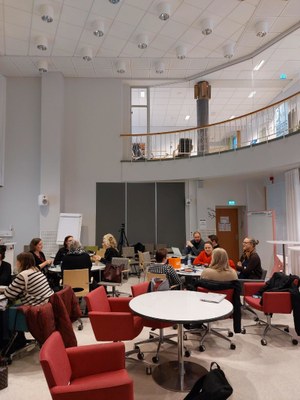 Hanketiimiläisiä keskustelemassa Jamkilla. Valokuva ihmisistä keskustelemassa pienryhmissä.